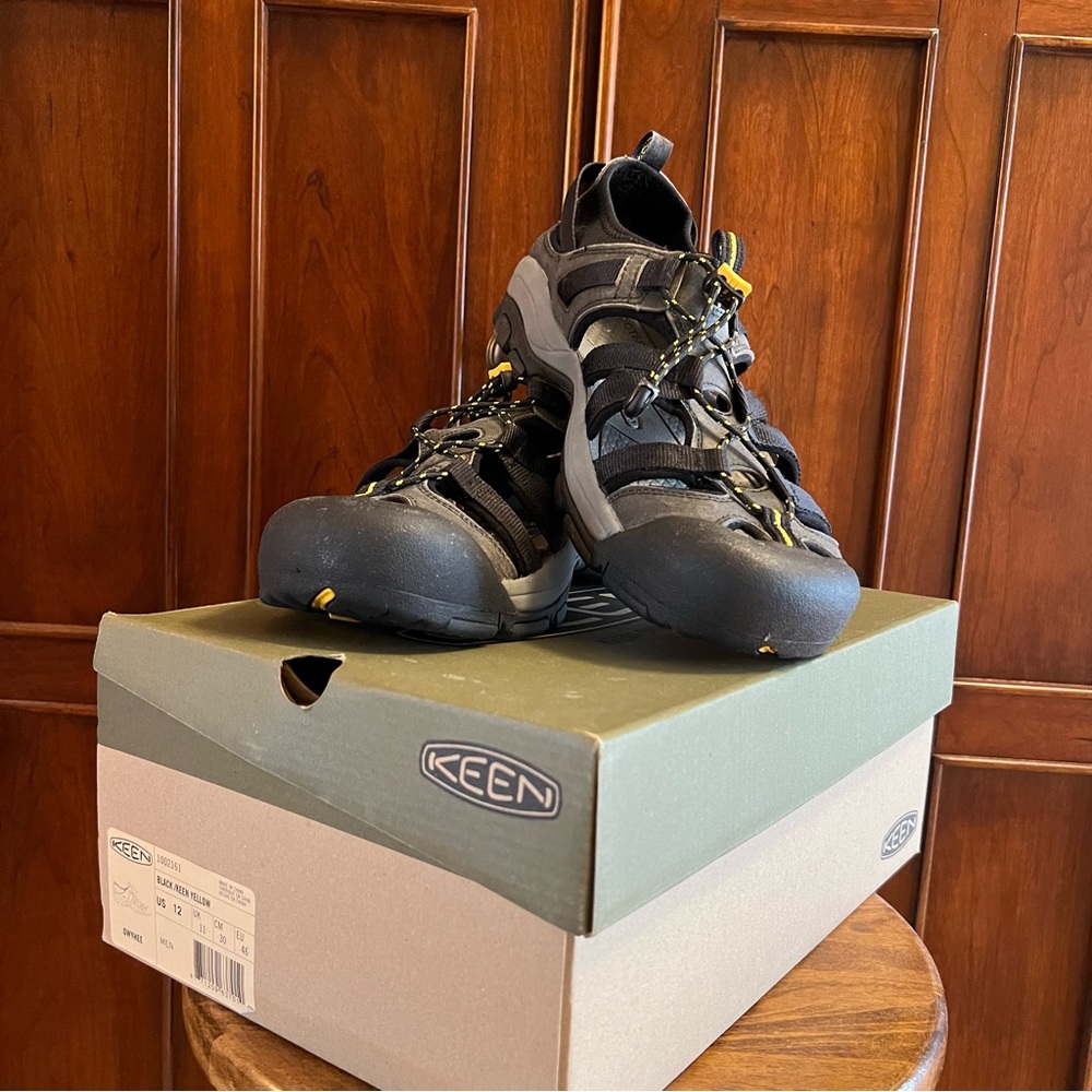 KEEN Owayhee Men's Black and Yellow Outdoor Sandals NIB